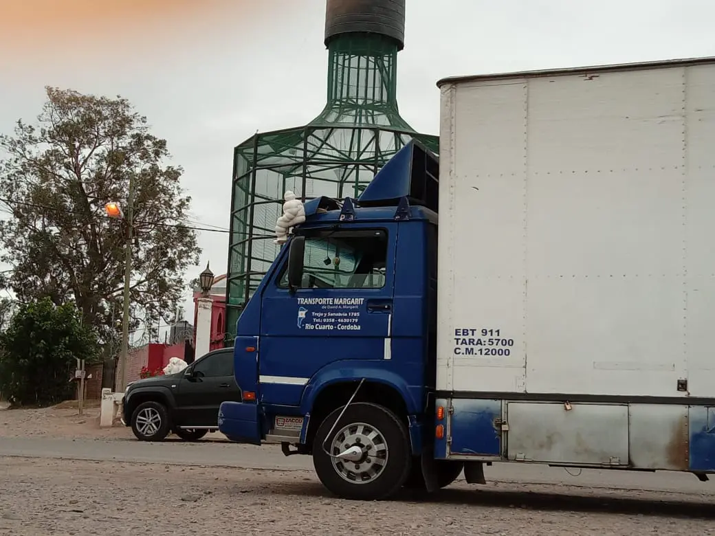 Camión Transporte Margarit estacionado