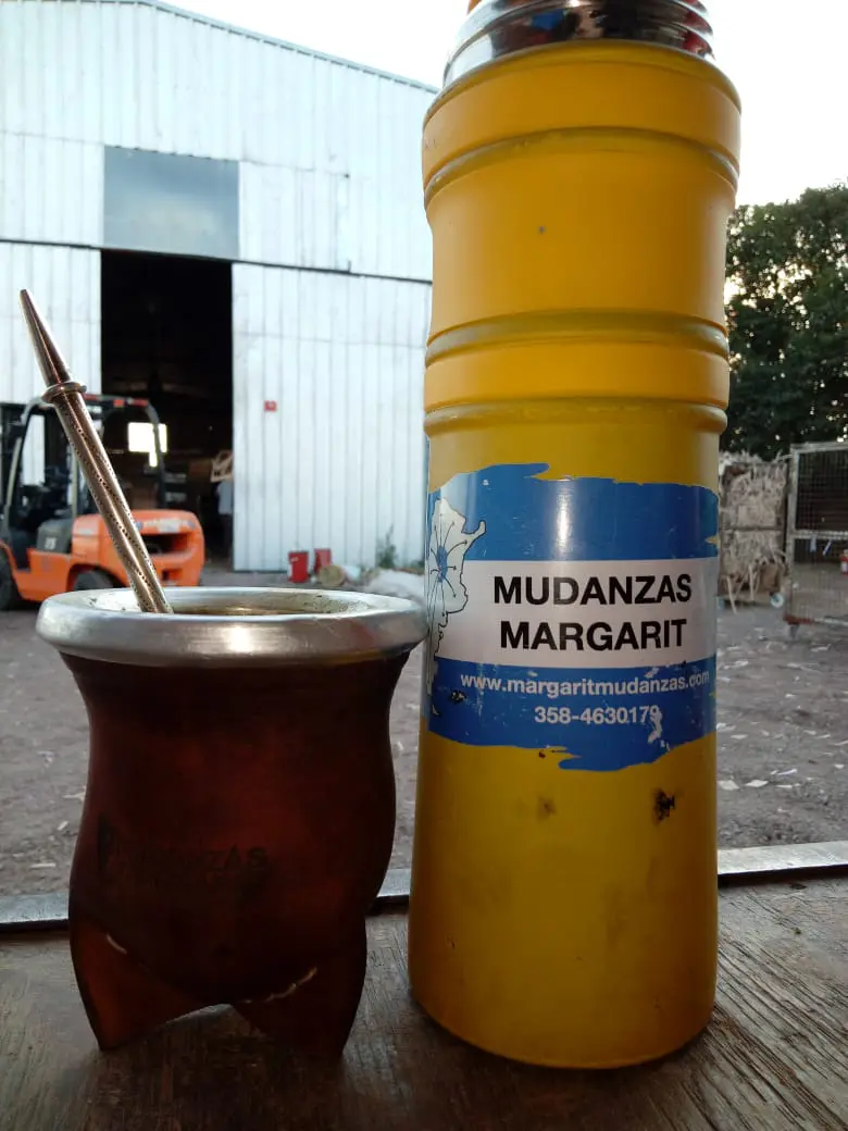 Mate y termo con la marca Mudanzas Margarit en el depósito